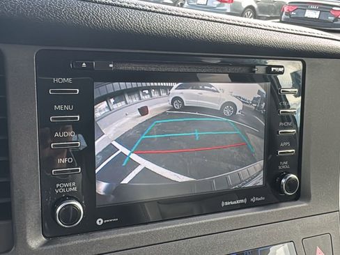 Used 2018 Toyota Sienna XLE image 21