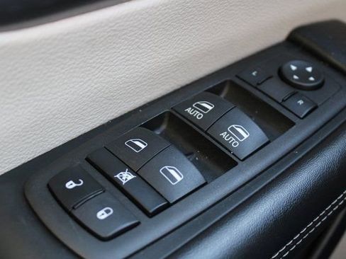 Used 2022 Chrysler Pacifica Touring-L image 29