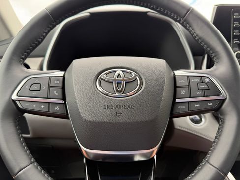 Used 2021 Toyota Highlander XLE AWD/4WD image 20