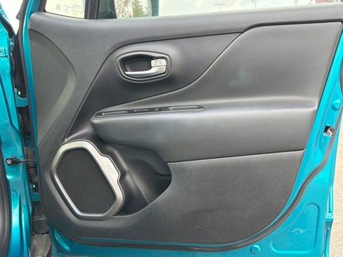 Used 2022 Jeep Renegade Latitude image 28