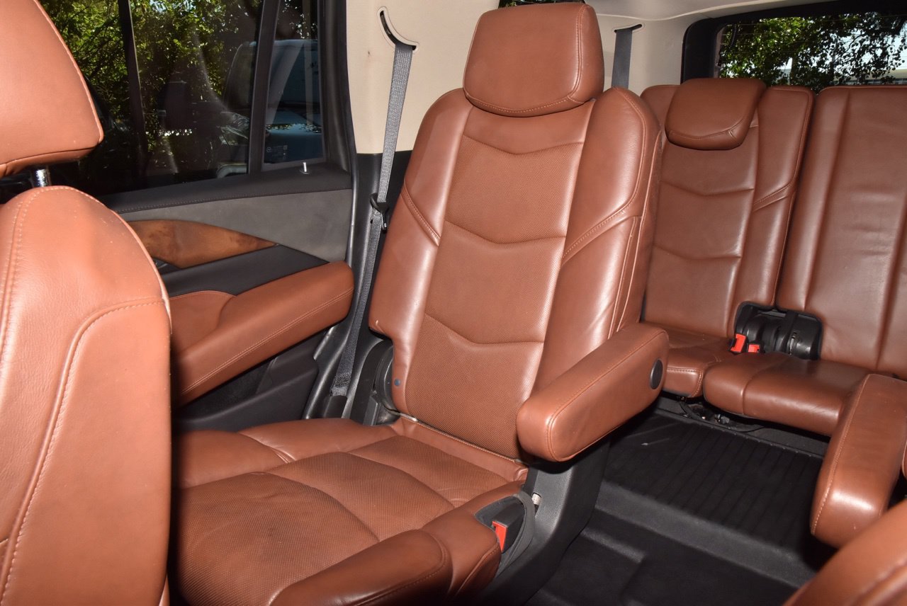 Used 2019 Cadillac Escalade Premium Luxury w/ Escalade Sport Edition AWD/4WD image 21