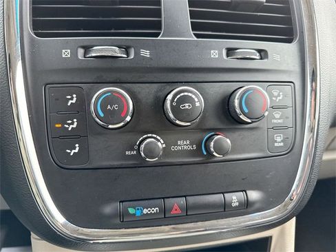 Used 2014 Dodge Grand Caravan SXT image 17