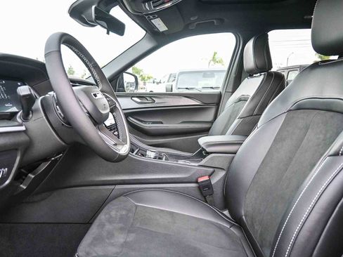 New 2025 Jeep Grand Cherokee Altitude image 14