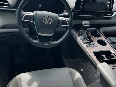 Used 2023 Toyota Sienna XLE FWD image 5