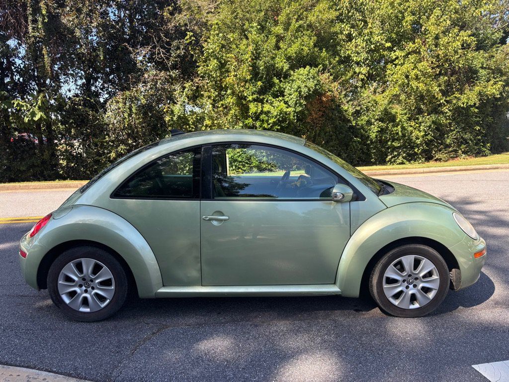 Used 2009 Volkswagen Beetle S FWD image 4