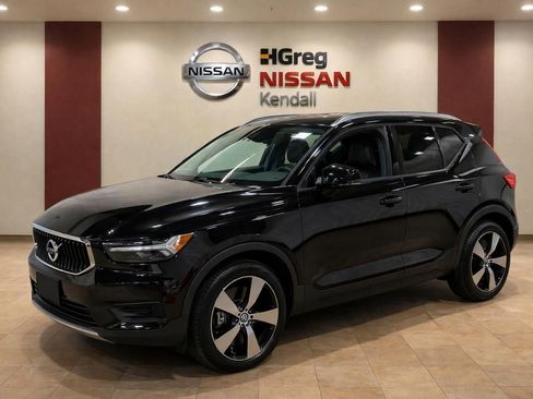 Used 2020 Volvo XC40 T5 Momentum w/ Protection Package AWD/4WD image 3