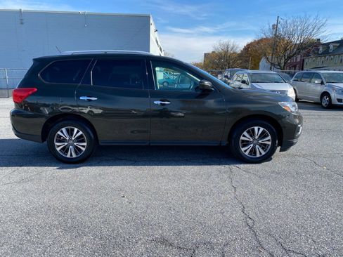 Used 2017 Nissan Pathfinder SV image 6
