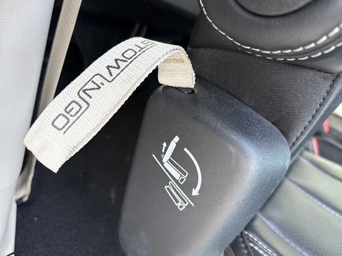 Used 2024 Chrysler Pacifica Touring-L image 28