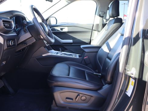 Used 2023 Ford Explorer XLT w/ Equipment Group 202A image 9