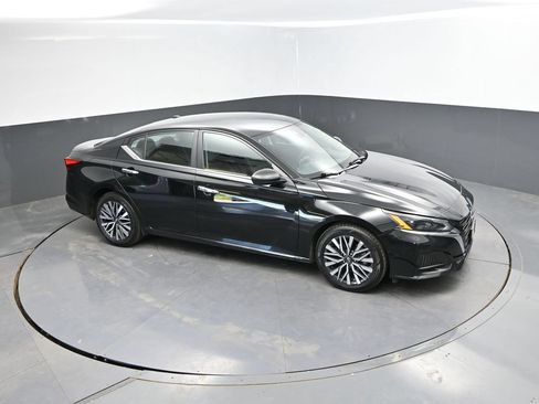 Used 2025 Nissan Altima 2.5 SV FWD image 23