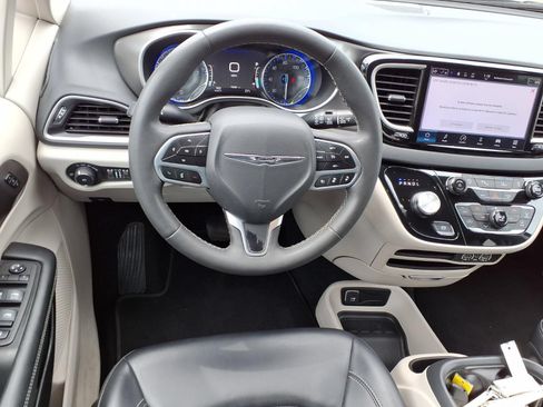 Used 2023 Chrysler Pacifica Touring-L FWD image 6