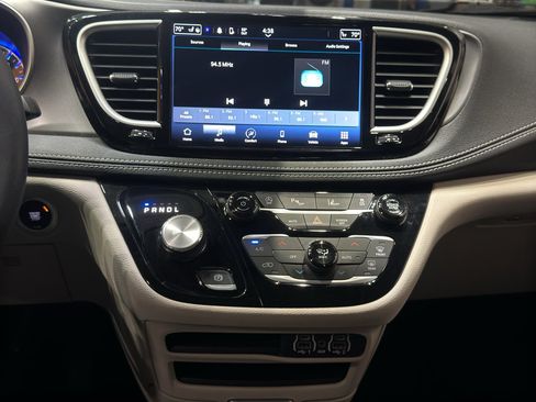 Used 2023 Chrysler Pacifica Touring-L AWD/4WD image 30