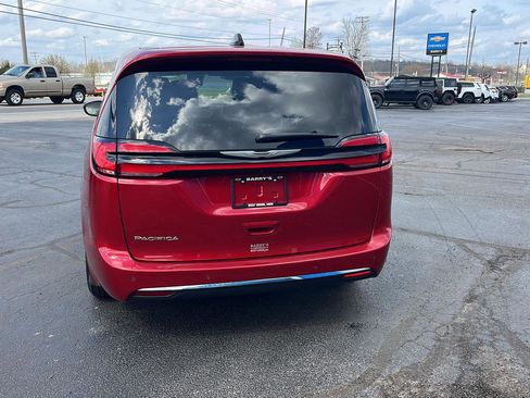 Used 2025 Chrysler Pacifica Select image 4
