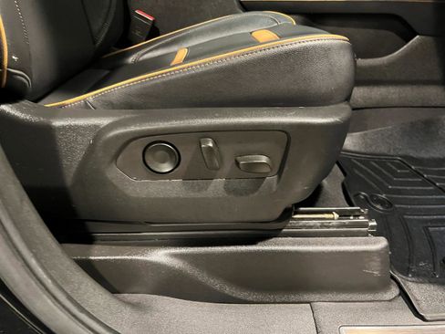 Used 2022 GMC Yukon SLT w/ SLT Luxury Package image 39