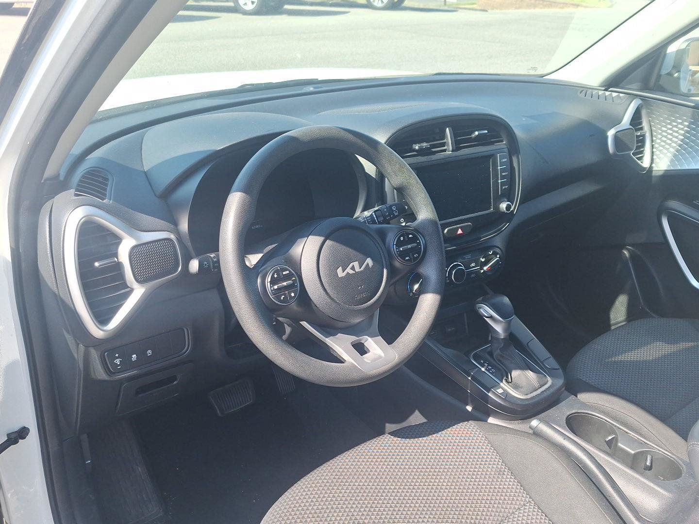 Used 2023 Kia Soul LX w/ LX Technology Package FWD image 10