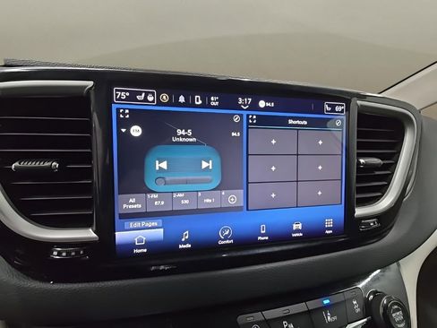 Used 2024 Chrysler Pacifica Touring-L image 25