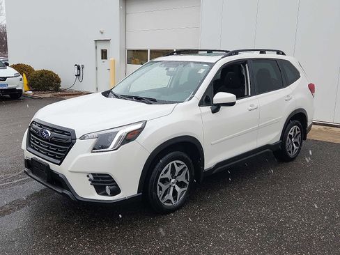 Used 2023 Subaru Forester Premium image 3