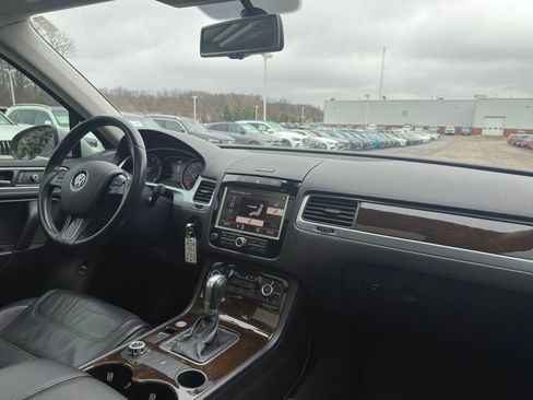 Used 2014 Volkswagen Touareg VR6 image 17
