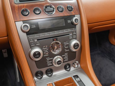 Used 2011 Aston Martin DB9 Volante RWD image 17