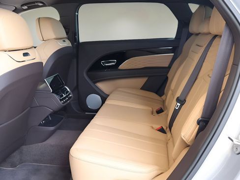 Used 2025 Bentley Bentayga Extended Wheelbase AWD/4WD image 15