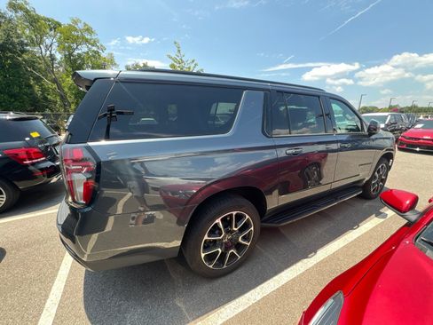 Used 2021 Chevrolet Suburban RST w/ Luxury Package AWD/4WD image 9