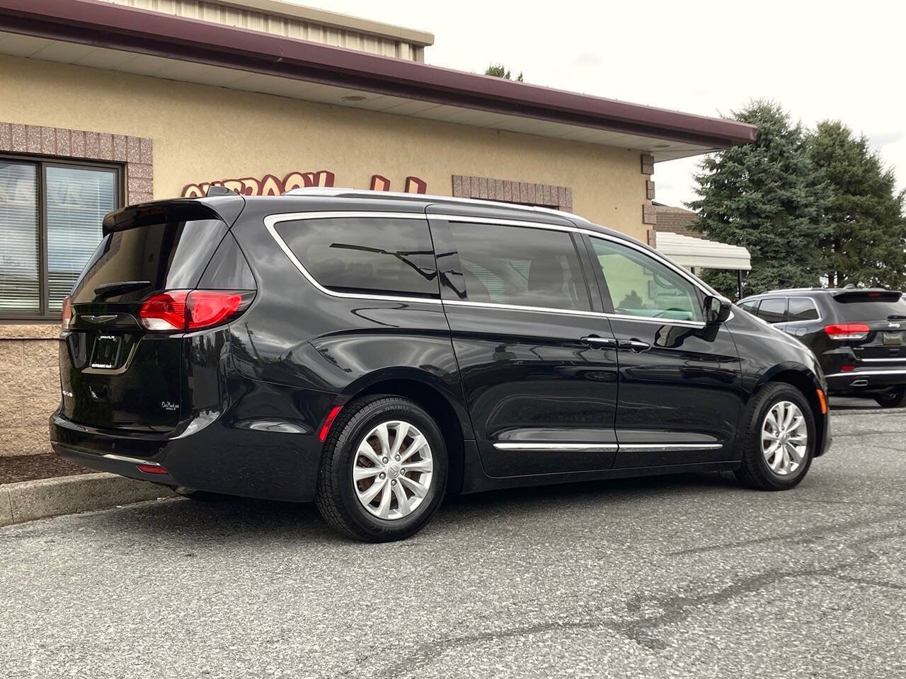 Used 2018 Chrysler Pacifica Touring-L FWD image 2