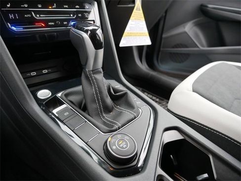 Certified 2025 Volkswagen Taos SE image 30