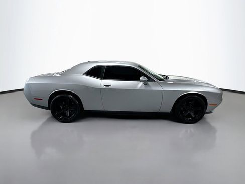 Used 2016 Dodge Challenger SXT RWD image 5