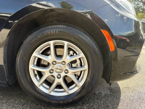 Used 2024 Chrysler Pacifica Touring-L FWD image 38