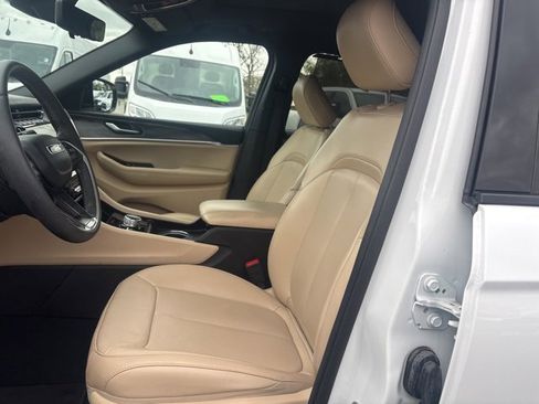 Used 2024 Jeep Grand Cherokee L Limited w/ Luxury Tech Group II image 16