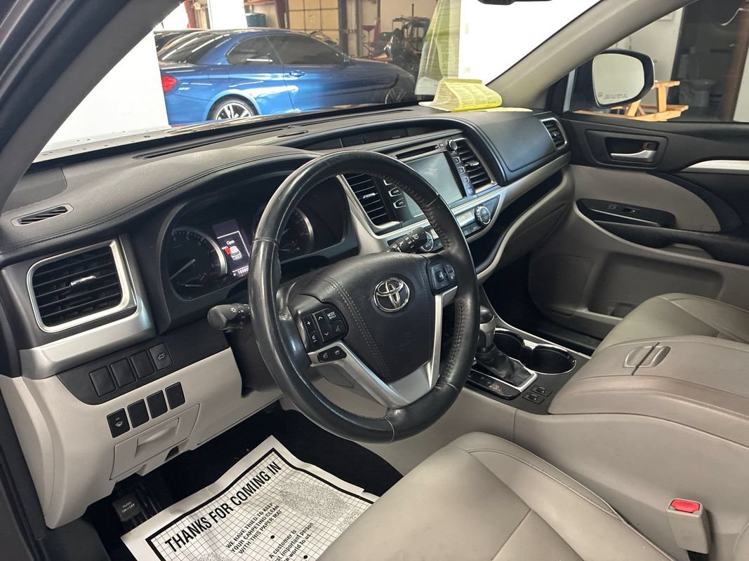 Used 2016 Toyota Highlander XLE AWD/4WD image 8