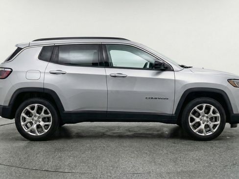 Used 2025 Jeep Compass Limited image 11
