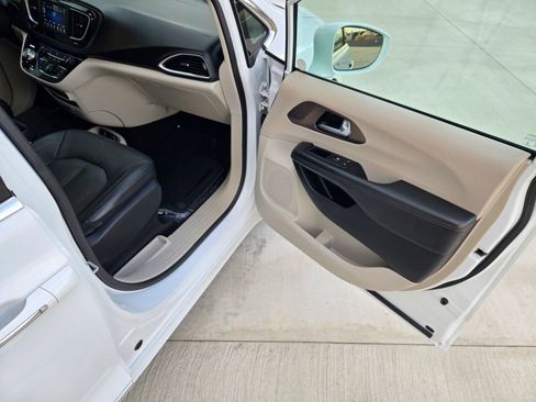 Used 2018 Chrysler Pacifica Touring-L image 23