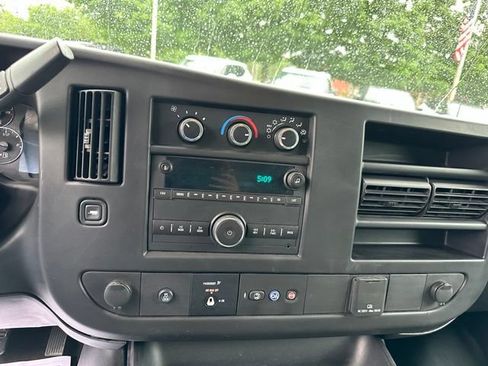 Used 2015 Chevrolet Express 2500 RWD image 19