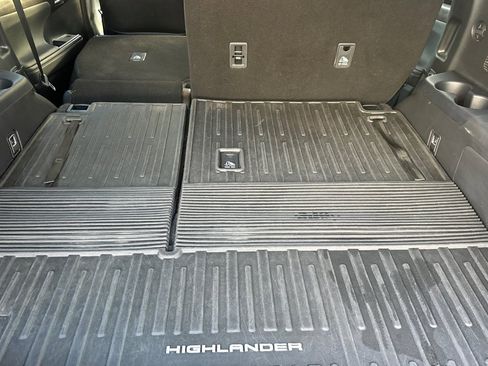 Used 2023 Toyota Highlander Limited image 19