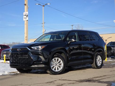 Used 2025 Toyota Grand Highlander FWD image 2