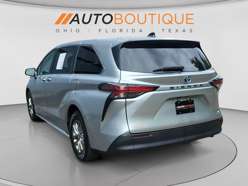 Used 2021 Toyota Sienna LE FWD image 3