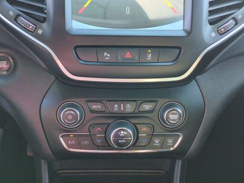 Used 2021 Jeep Cherokee Latitude Lux w/ Comfort/Convenience Group FWD image 24