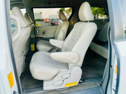 Used 2014 Toyota Sienna XLE w/ XLE Premium Package FWD image 10