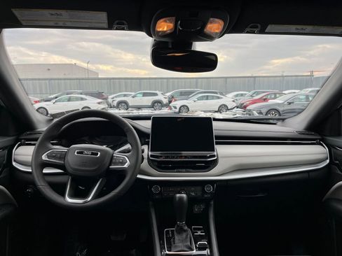 Used 2025 Jeep Compass Limited image 34