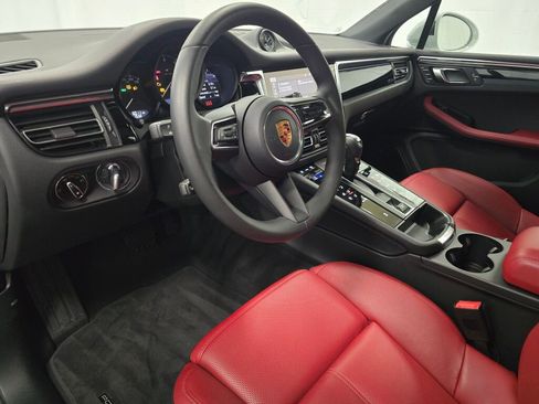 Certified 2025 Porsche Macan image 4