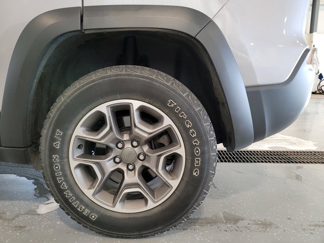 Used 2020 Jeep Cherokee Trailhawk w/ Comfort/Convenience Group AWD/4WD image 13
