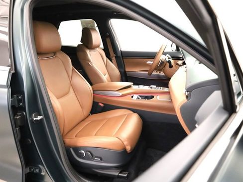 Used 2024 Genesis GV70 2.5T w/ Advanced Package image 34