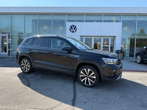 Used 2024 Volkswagen Taos SE FWD image 1