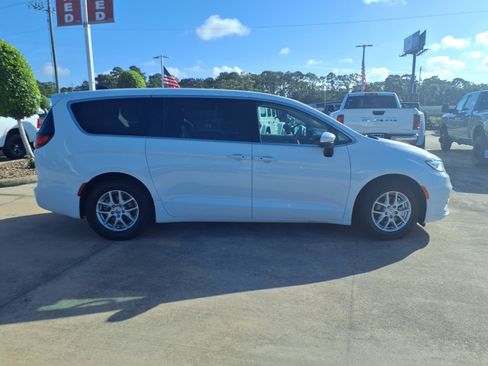 Used 2023 Chrysler Pacifica Touring-L FWD image 9