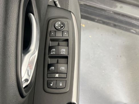 Used 2022 Jeep Cherokee Latitude Lux w/ Sun & Sound Group AWD/4WD image 17