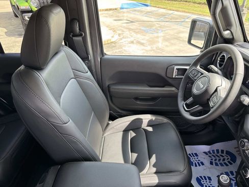 New 2025 Jeep Gladiator Sport image 21