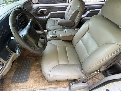 Used 1999 Chevrolet Suburban 2WD w/ Preferred Equipment Group 3 image 18