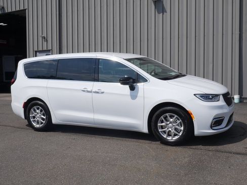 New 2026 Chrysler Pacifica Select image 8
