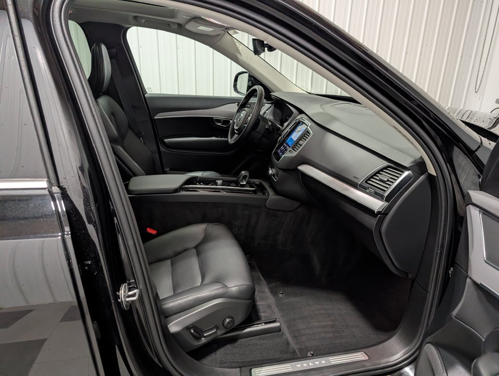 Used 2025 Volvo XC90 B5 Core AWD/4WD image 29
